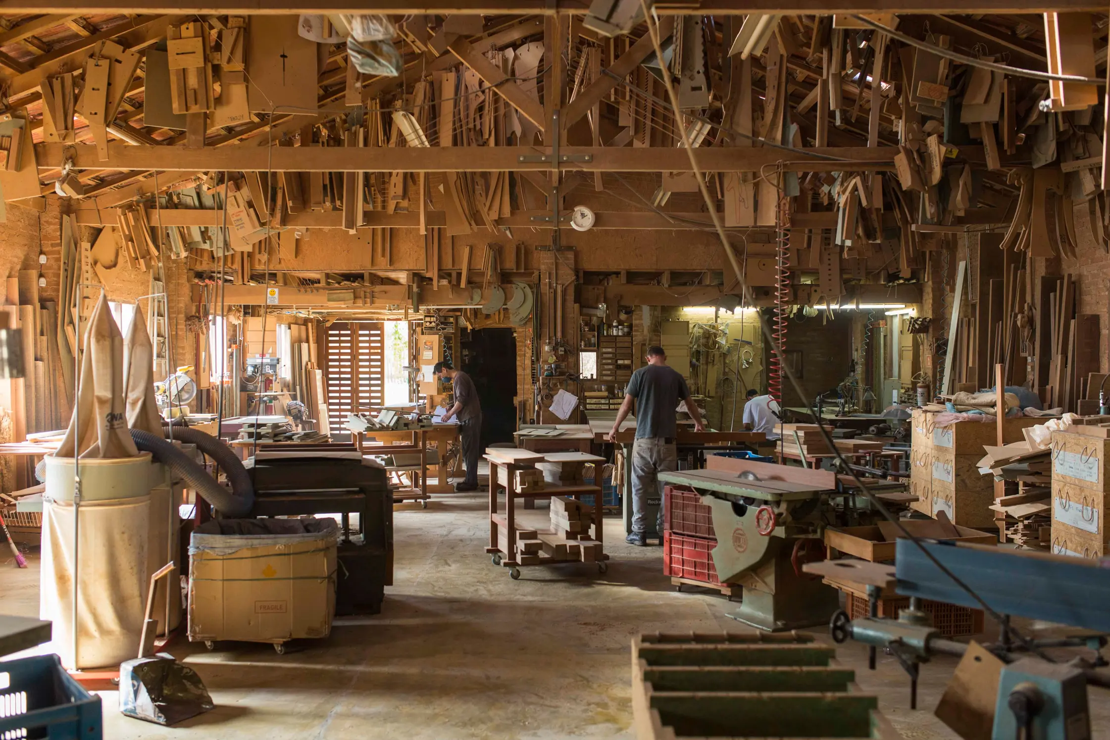 workshop pengrajin kayu